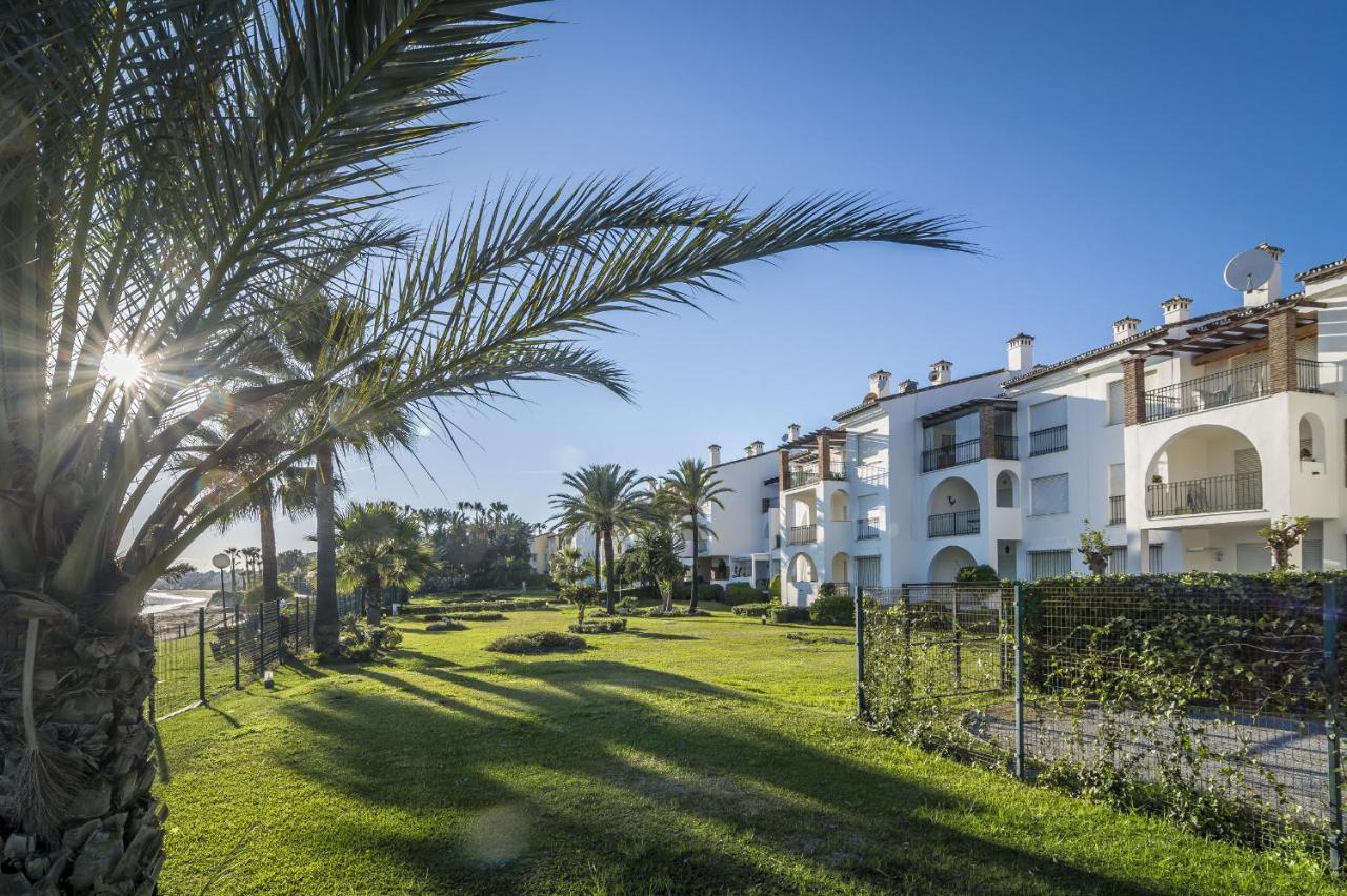 Hb - Comfortable Beachfront Holiday Apartment Estepona Exterior foto